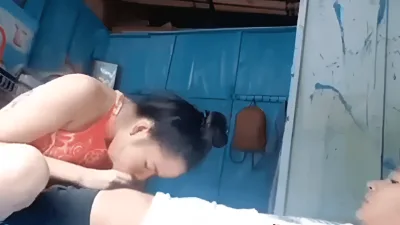 Pinakitaan ng galing sa kama